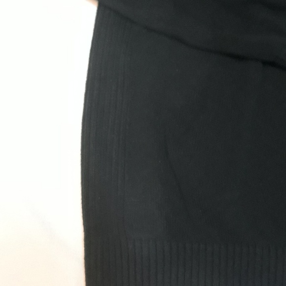 Tommy Hilfigure Sweater. - Picture 5 of 8